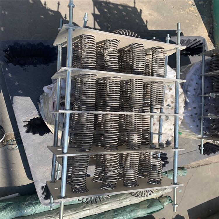 山東德慶彈簧升降電阻器電力鋁殼電阻器是彈簧合金電阻體與成形鋁殼的組合